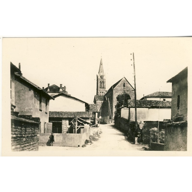 cp38-montcarra-rue-centrale-et-l-eglise