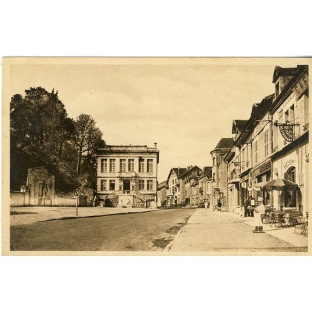 cp55-clermont-en-argonne-hotel-de-ville-monuments-aux-morts-et-aux-deportes