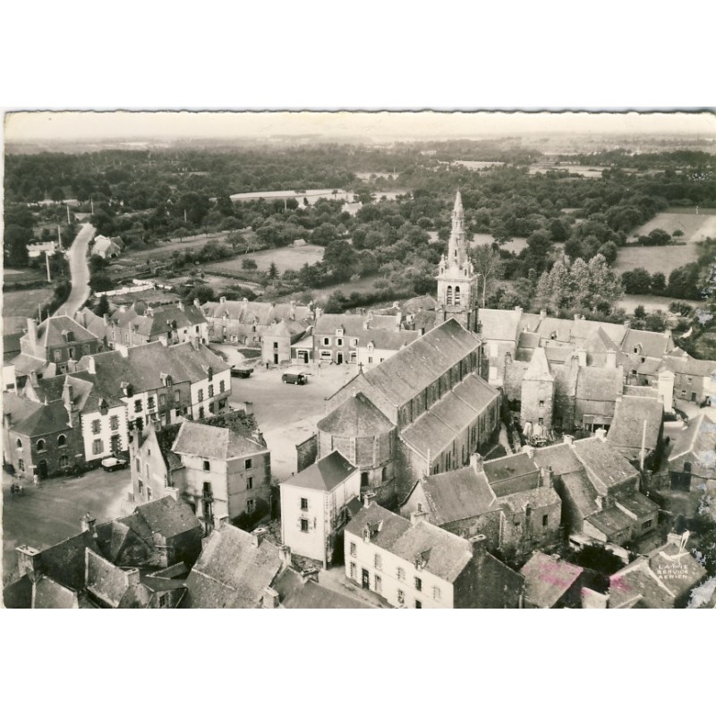 cp56-peaule-l-eglise-cote-abside-et-le-bourg