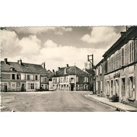 cp58-entrains-sur-nohain-place-et-route-de-chateau-chinon