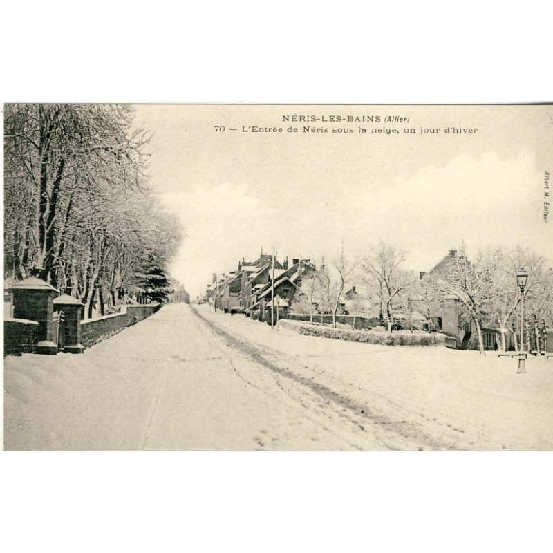 cp03-neris-les-bains-l-entree-de-neris-sous-la-neige-un-jour-d-hiver