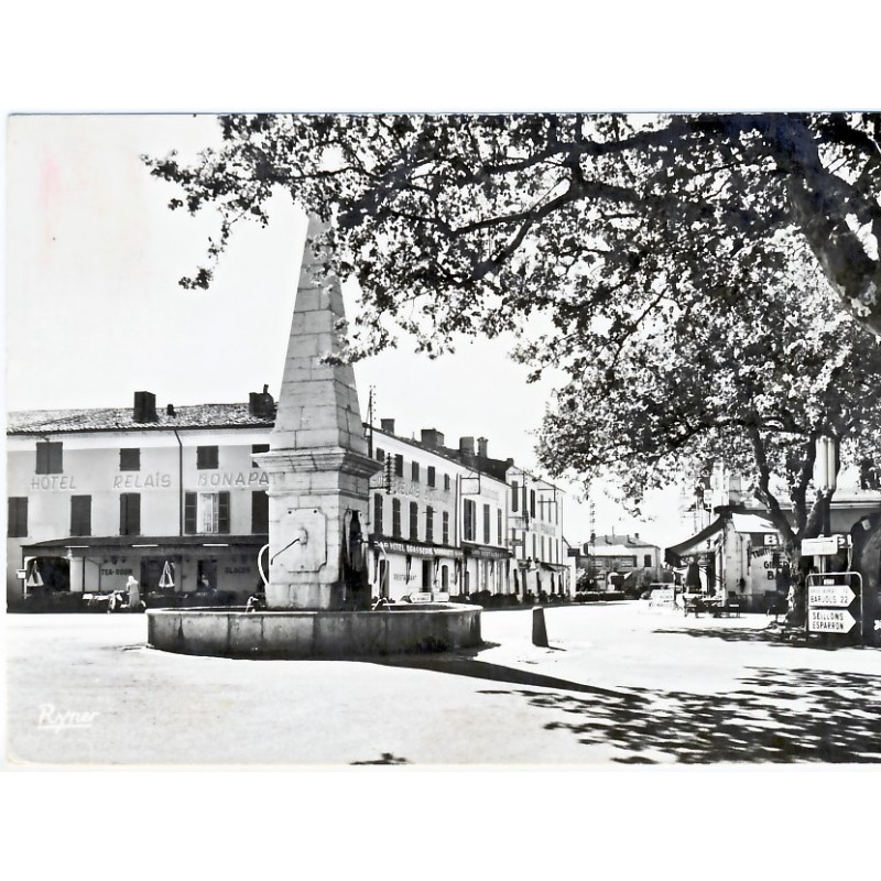 CP83 SAINT MAXIMIN LA STE BAUME -  PLACE MALHERBE ET FONTAINE