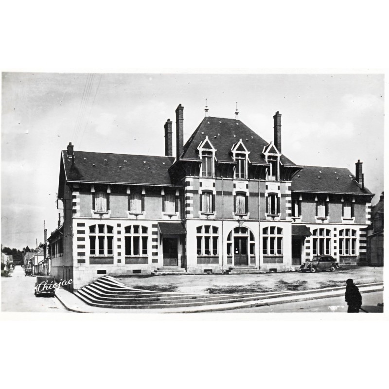 cp23-boussac-l-ecole-et-la-place-carnot