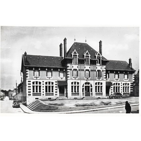 cp23-boussac-l-ecole-et-la-place-carnot