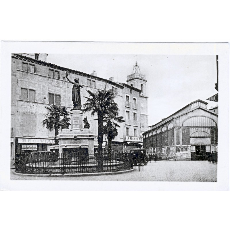 CP34 PEZENAS - PLACE DE LA REPUBLIQUE ET LES HALLES