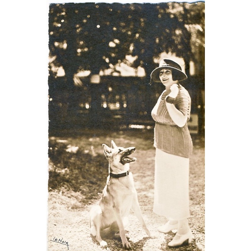 CARTE POSTALE FEMME ET BERGER ALLEMAND