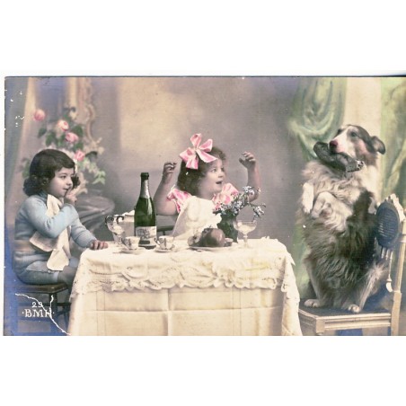 CARTE POSTALE CHIEN ATTABLE AVEC DES ENFANTS