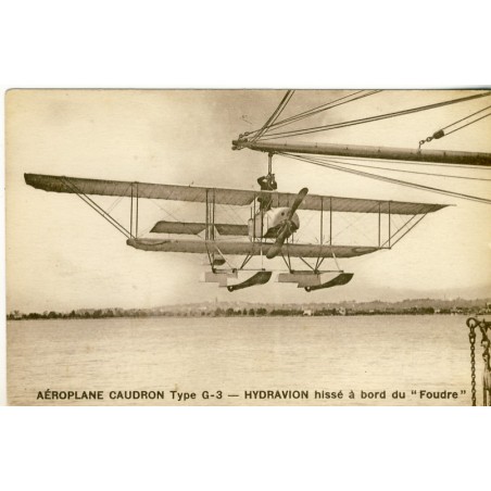 CARTE POSTALE AVIATION - AEROPLANE CAUDRON TYPE G3 HISSE A BORD DU "FOUDRE"