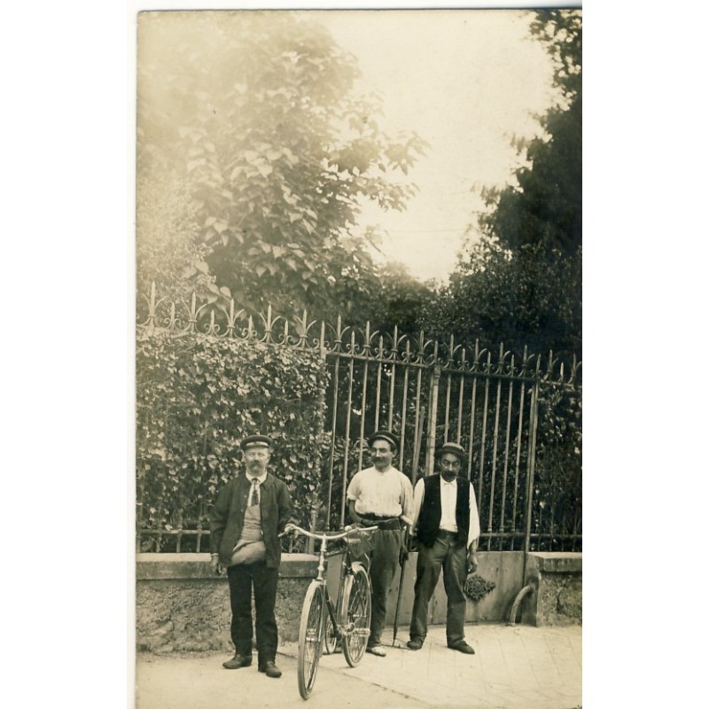 CARTE PHOTO TROIS HOMMES ET UN VELO