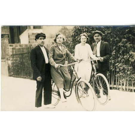 CARTE PHOTO DEUX FEMMES SUR DES VELOS COL DE CYGNE