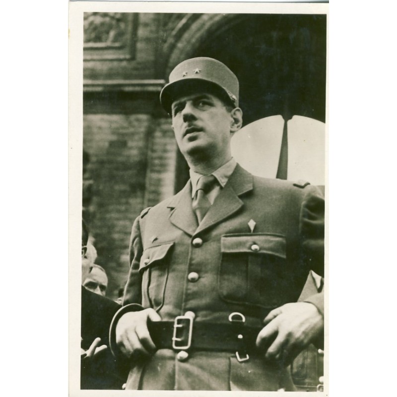 CARTE PHOTO - LE GENERAL DE GAULLE A L'ARC DE TRIOMPHE