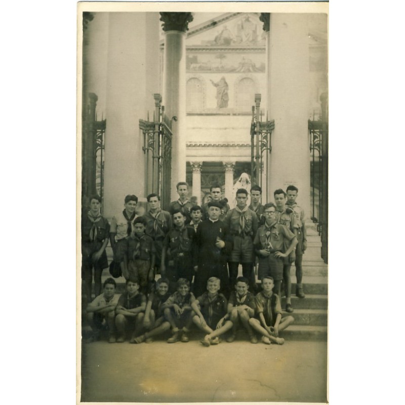 CARTE PHOTO SCOUTS ET CURE DEVANT UNE EGLISE