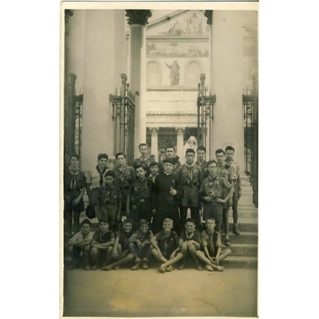 CARTE PHOTO SCOUTS ET CURE DEVANT UNE EGLISE