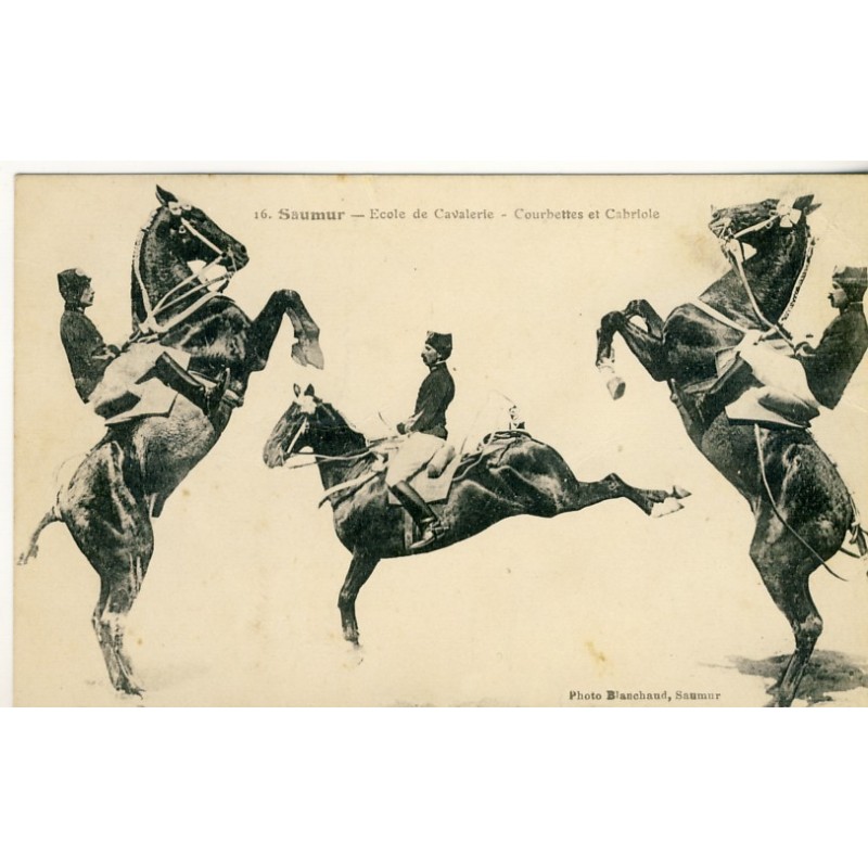 CARTE POSTALE ECOLE DE CAVALERIE - COURBETTES ET CABRIOLE - SAUMUR