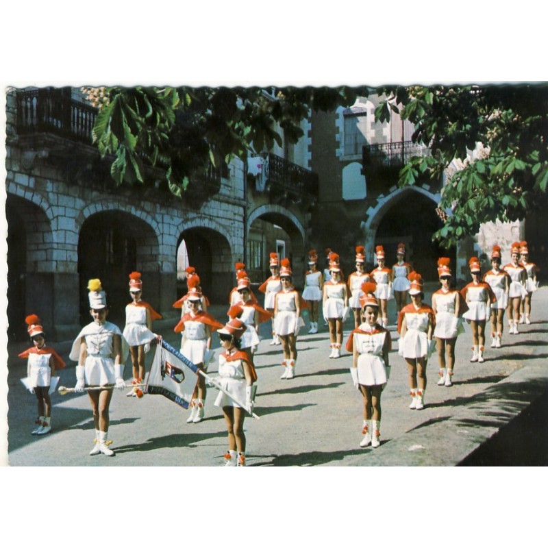CP47 MONTFLANQUIN - SES MAJORETTES - SA BATTERIE FANFARE
