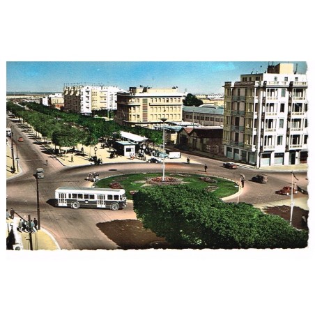 CARTE POSTALE TUNIS - AV. BOURGUIBA, ROND POINT ET GARE T.G.M