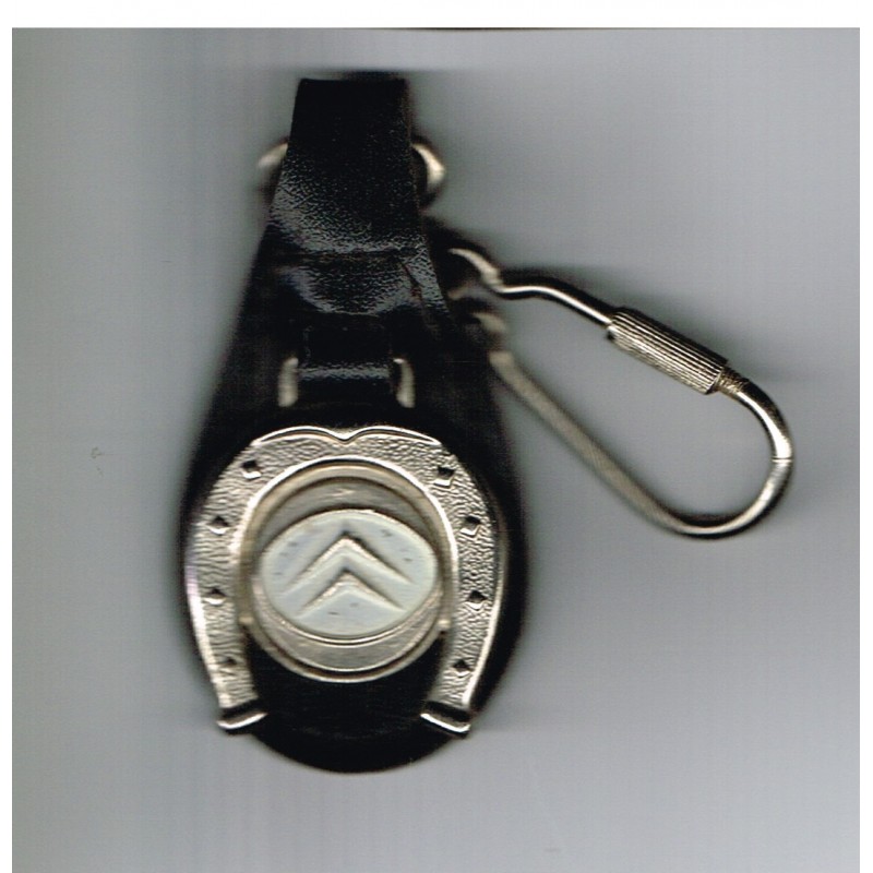 PORTE CLES CITROEN  FER A CHEVAL ET CHEVRONS METAL  SUR CUIR NOIR