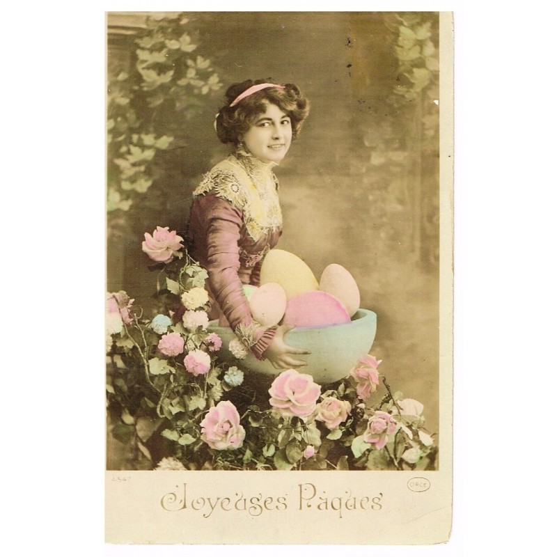 CARTE POSTALE JOYEUSES PAQUES - JEUNE FEMME PORTANT DES OEUFS