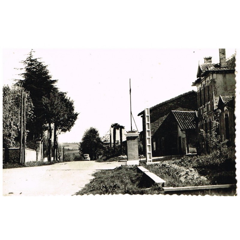 CP32 BOULAUR- LE CENTRE DU VILLAGE