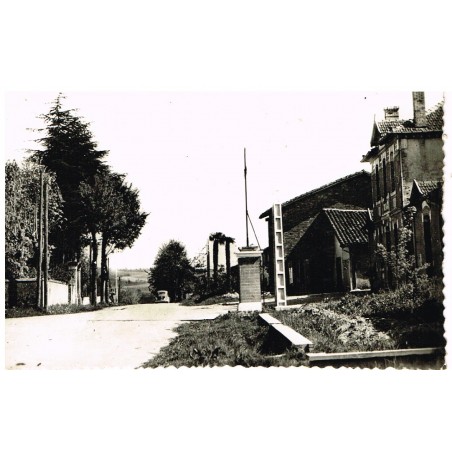 CP32 BOULAUR- LE CENTRE DU VILLAGE