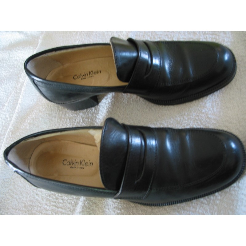 PAIRE DE JOLIS MOCASSINS EN CUIR NOIR CALVIN KLEIN