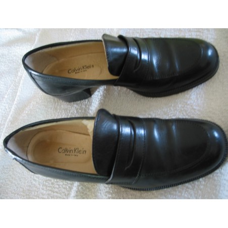 PAIRE DE JOLIS MOCASSINS EN CUIR NOIR CALVIN KLEIN