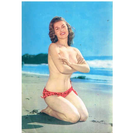 CARTE POSTALE FEMME NUE SUR LE SABLE