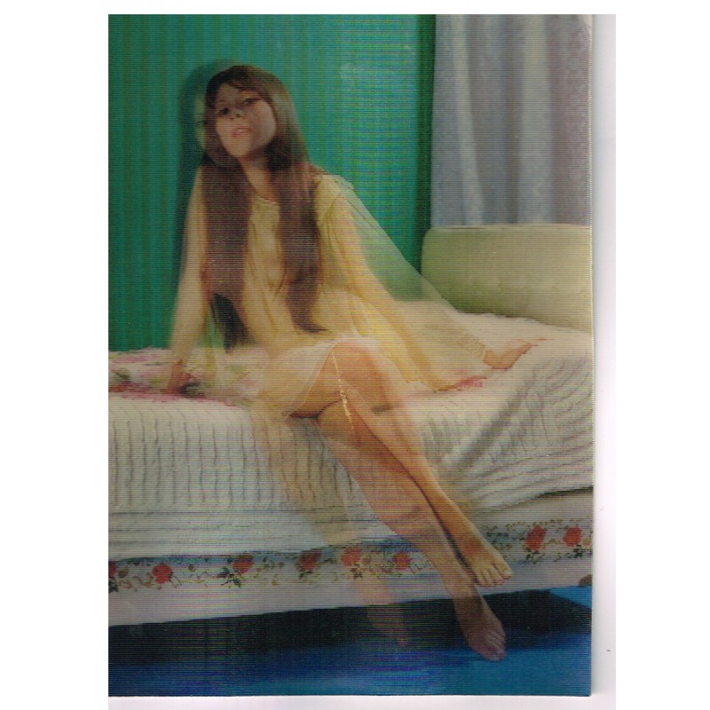 CARTE POSTALE LENTICULAIRE FEMME NUE/HABILLEE SUR UN LIT
