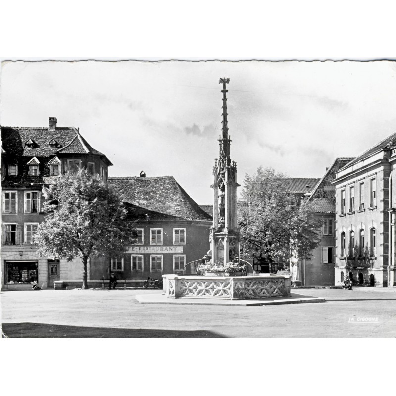 cp68-altkirch-place-de-la-republique-fontaine-de-1857