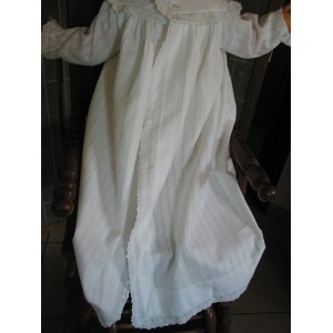 BELLE ROBE DE BAPTEME ANCIENNE EN  COTON A FINS MOTIFS ET JOURS.