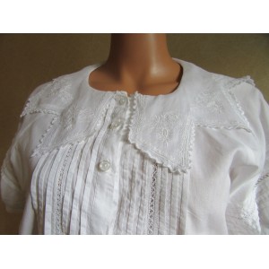  CHEMISIER ANCIEN BLANC PLIS COUCHES ET BRODERIE - MANCHES COURTES