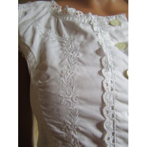 CARACO VINTAGE BLANC BRODE, BAS VOLANTE, LACET DOS, SANS MANCHES