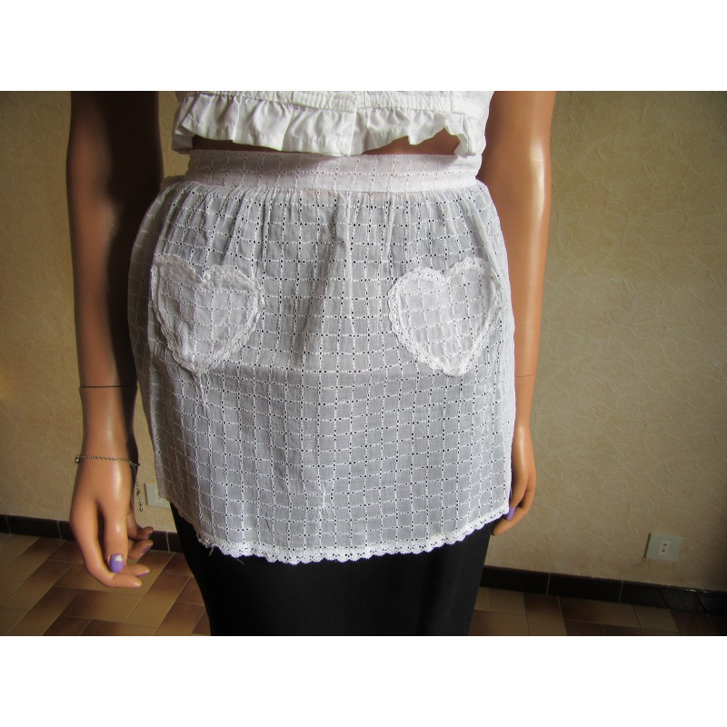 PETIT TABLIER BLANC VINTAGE EN BRODERIE ANGAISE - POCHES EN FORME DE COEUR