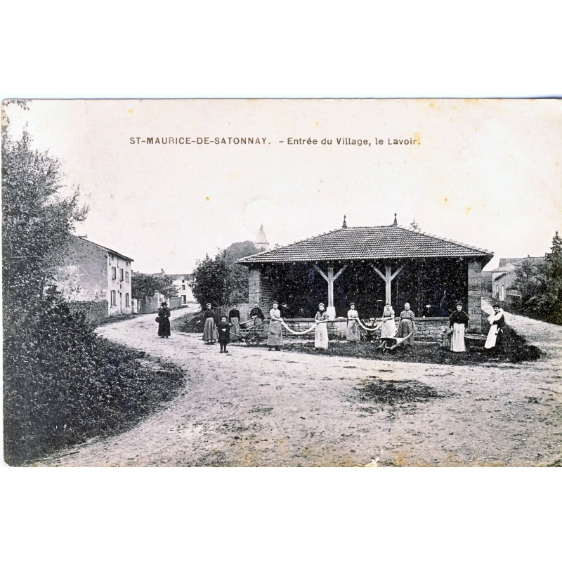 cp71-st-maurice-de-satonnay-entree-du-village-le-lavoir