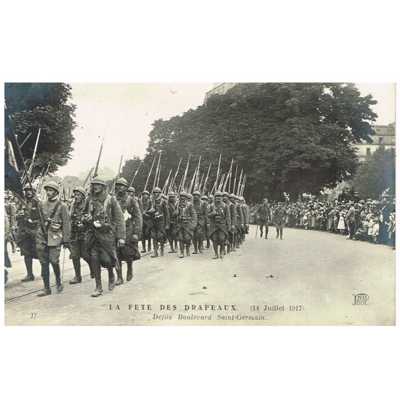 CARTE POSTALE MILITAIRE - LA FÊTE DES DRAPEAUX - DEFILE BOULEVARD SAINT GERMAIN