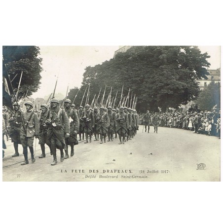 CARTE POSTALE MILITAIRE - LA FÊTE DES DRAPEAUX - DEFILE BOULEVARD SAINT GERMAIN