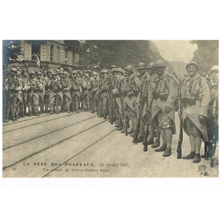 CARTE POSTALE MILITAIRE - LA FÊTE DES DRAPEAUX - 14 JUILLET 1917 - UN GROUPE DE BRAVES FAISANT HALTE