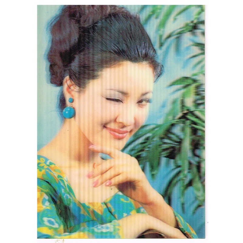 CARTE POSTALE LENTICULAIRE PIN UP FAISANT UN CLIN D'OEIL