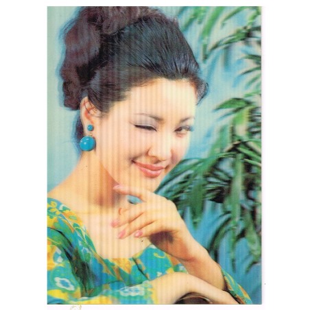 CARTE POSTALE LENTICULAIRE PIN UP FAISANT UN CLIN D'OEIL