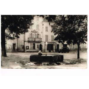 Carte postale ancienne animée de MEOUNES-LES MONTRIEUX (83) VAR - LA PLACE DE LA MAIRIE.