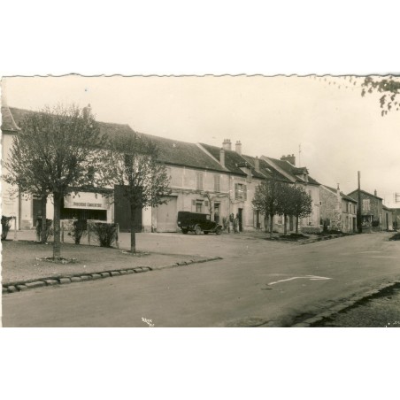 cp78-chateaufort-la-place-de-chateaufort